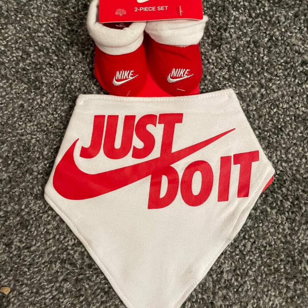 NWT Nike Baby's Bib and Bootie Set, perfect for newborns aged 0-6 months!